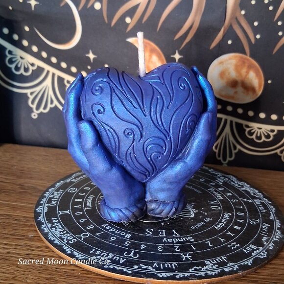 The Alchemist Embrace Saffron and Patchouli Scented Heart in Hands Candle - Picture 3 of 11